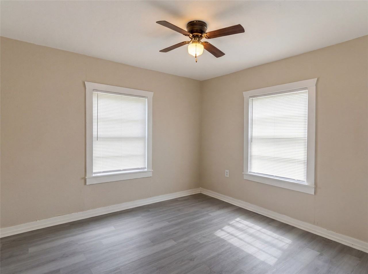 413 Montgomery St - Photo 7 of 11