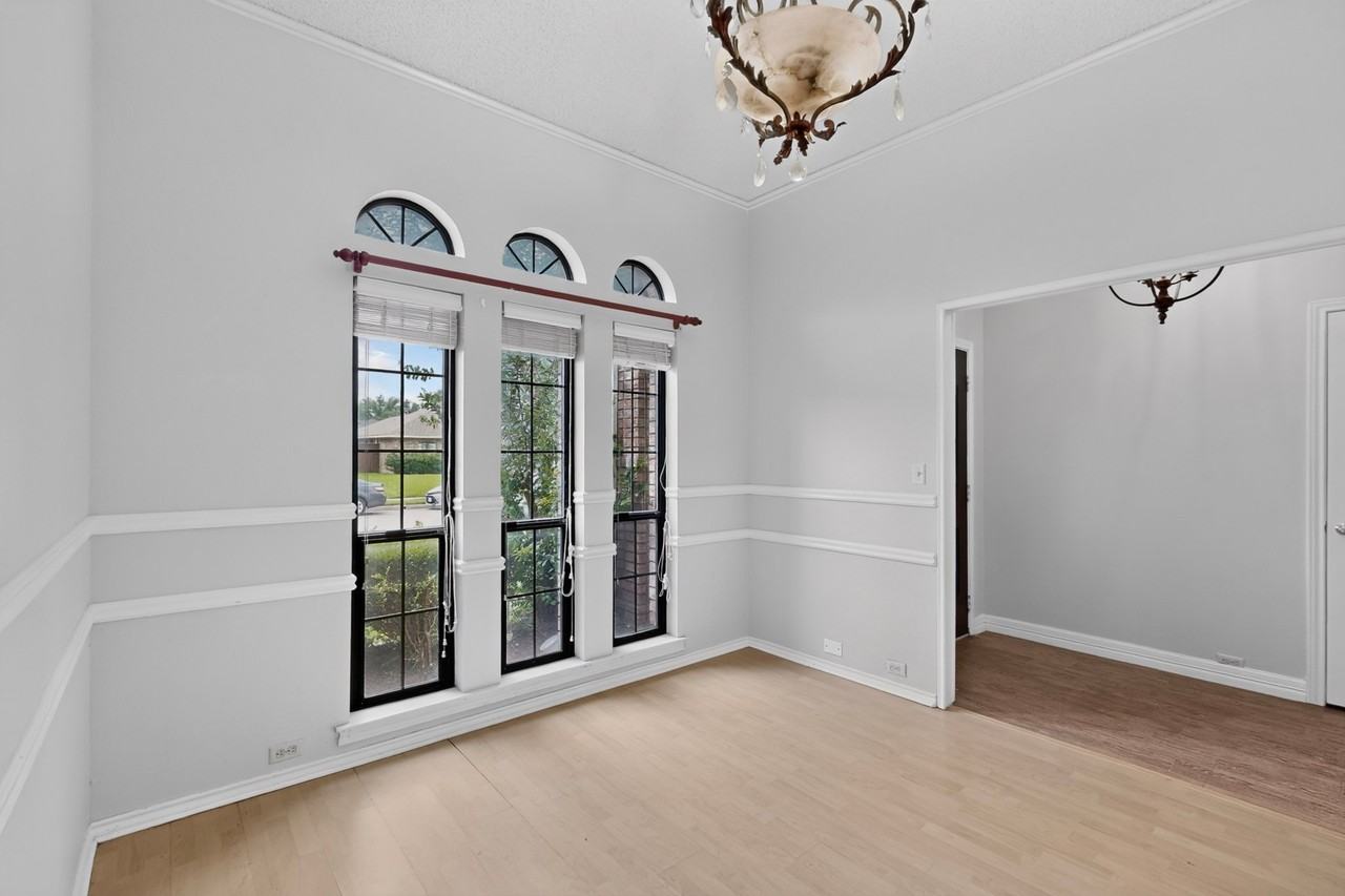 1207 Mistywood Ln - Photo 2 of 30