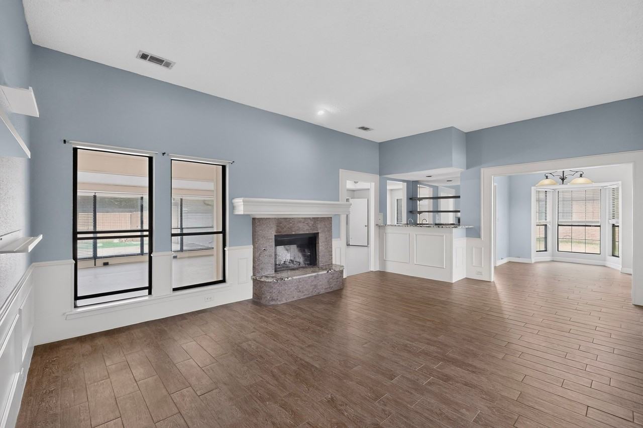 1207 Mistywood Ln - Photo 4 of 30
