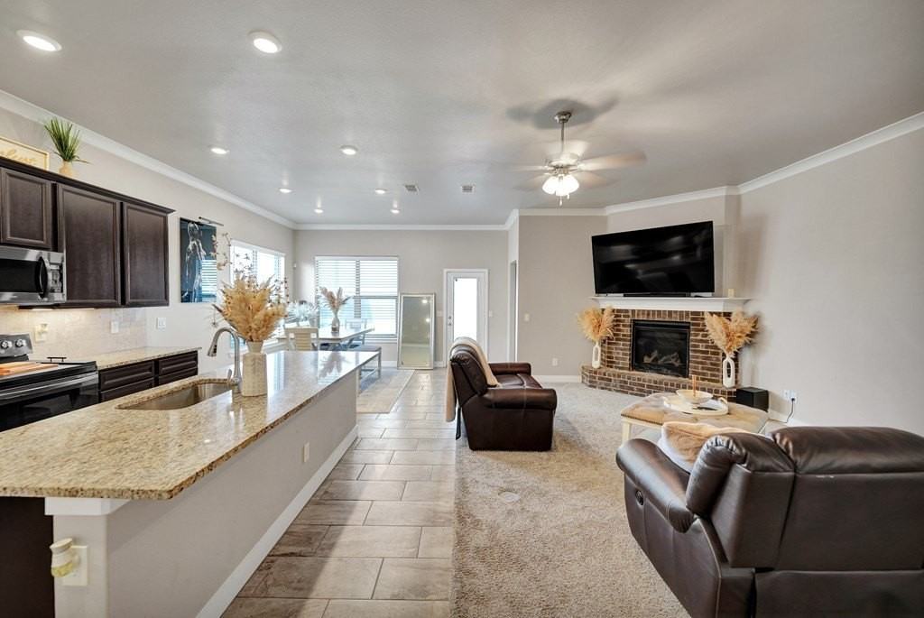 1103 Masquerade Blvd - Photo 4 of 23