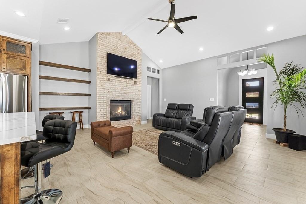 1001 Sparhawk Dr - Photo 3 of 19