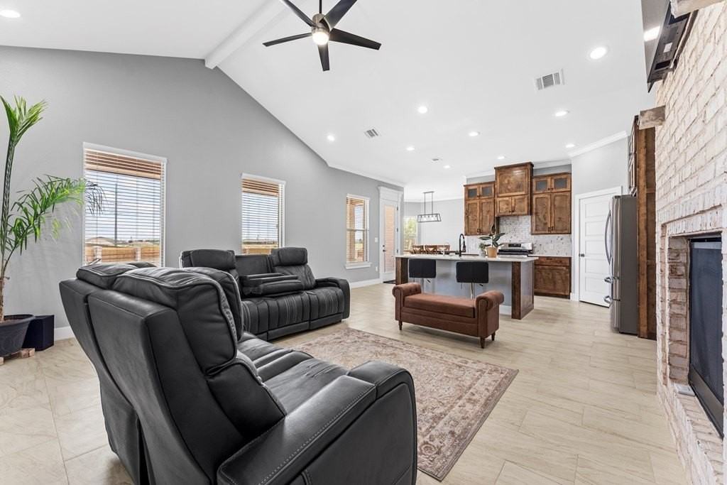 1001 Sparhawk Dr - Photo 4 of 19