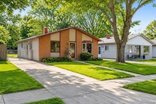 8095 Syracuse St - Photo 1 of 1