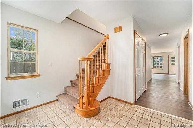 896 Saint Clair Ave - Photo 5 of 27