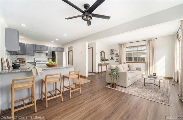 896 Saint Clair Ave - Photo 6 of 27