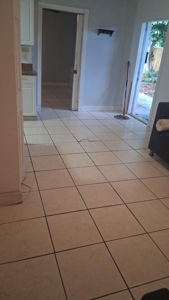 898 Ne 39th St #2 - Photo 6 of 10