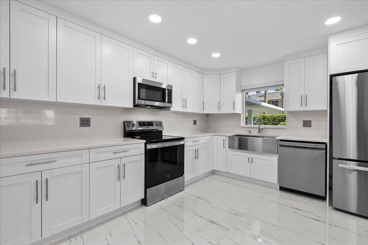3040 Lake Shore Dr #101 - Photo 4 of 50