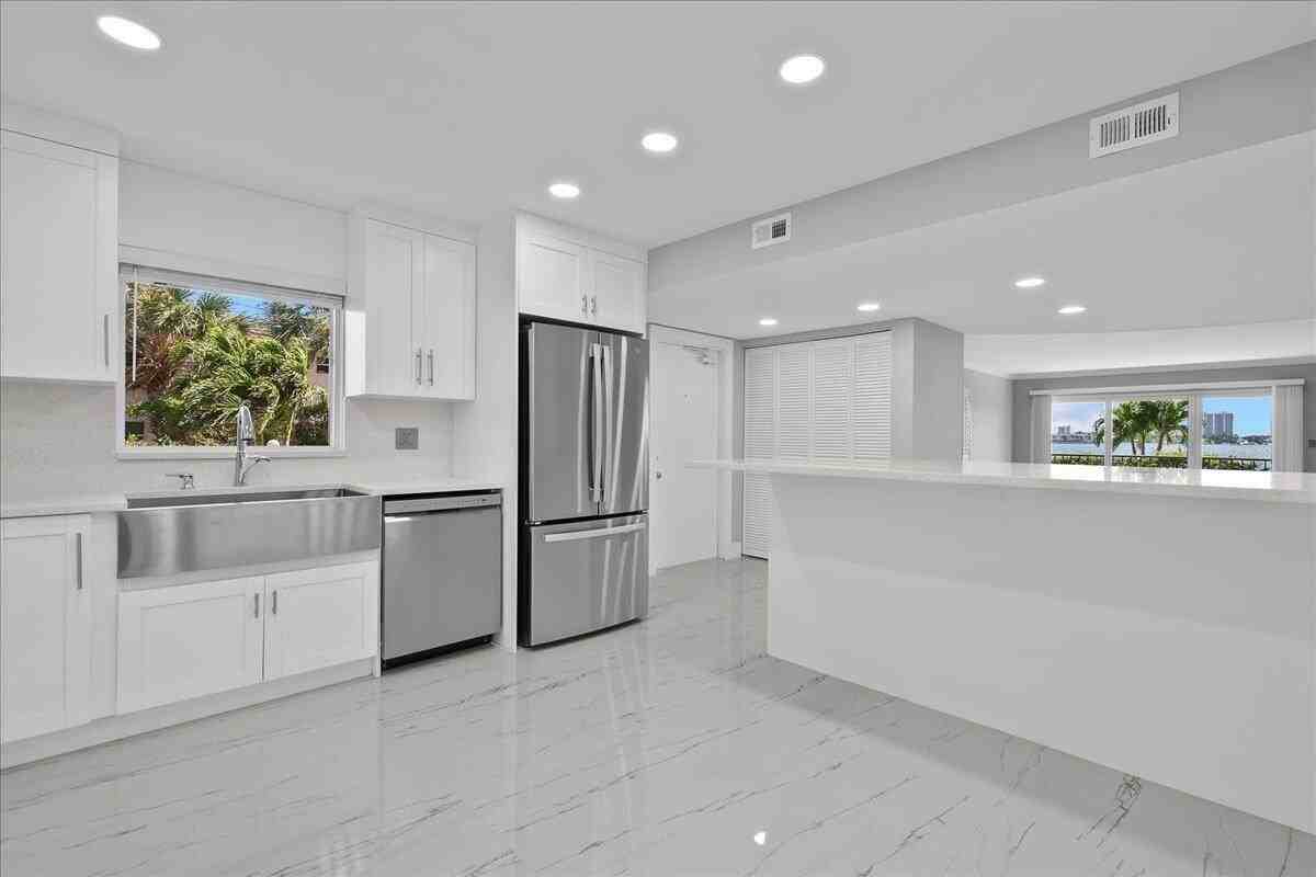3040 Lake Shore Dr #101 - Photo 5 of 50