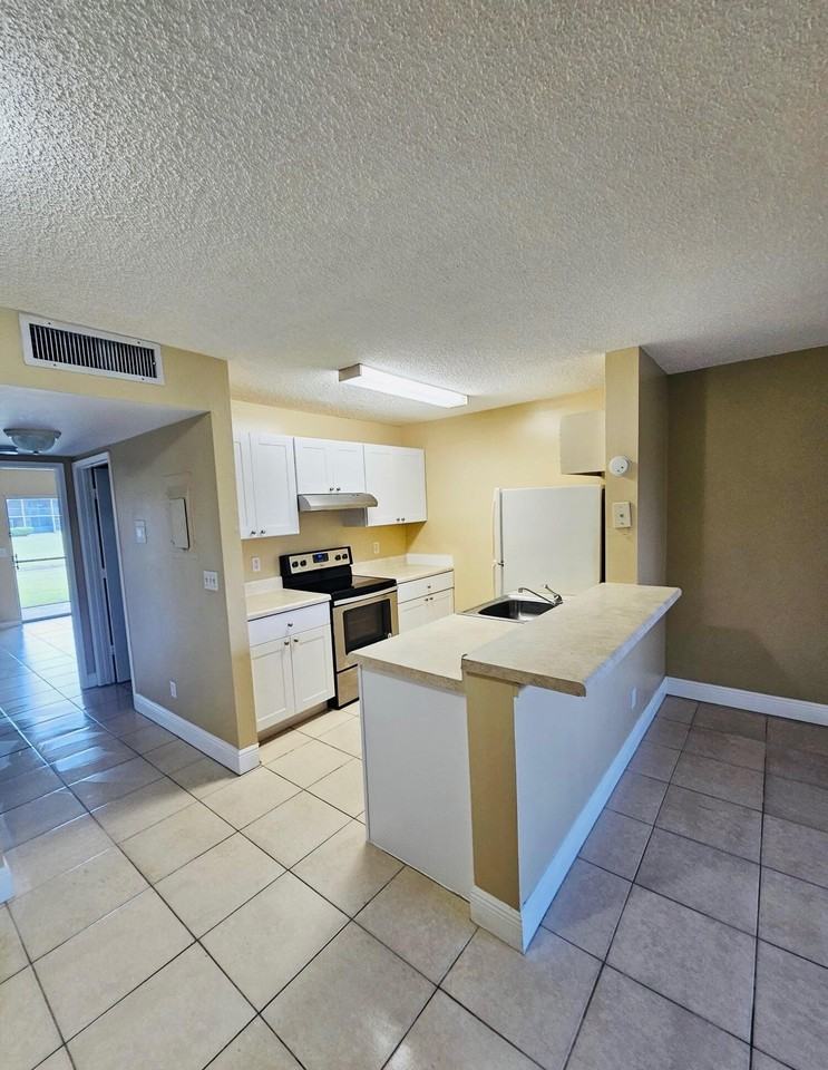 1605 Meadows Cir W #1605 - Photo 6 of 17