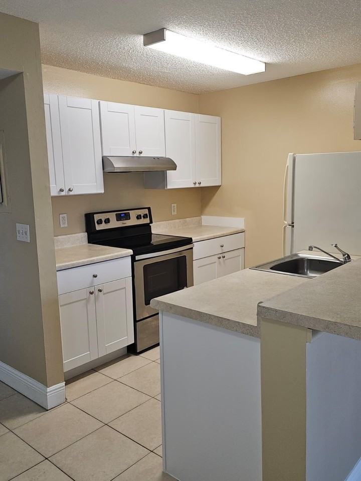 1605 Meadows Cir W #1605 - Photo 7 of 17