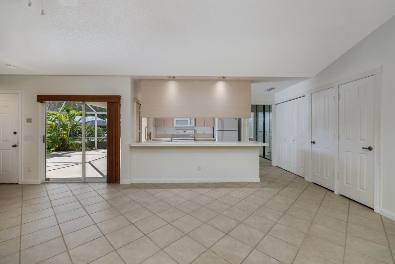 1560 Sw Waterfall Blvd - Photo 7 of 33