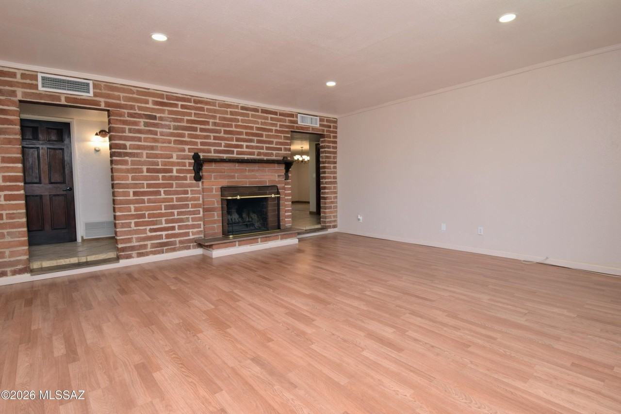 361 E Calle Arizona - Photo 7 of 38