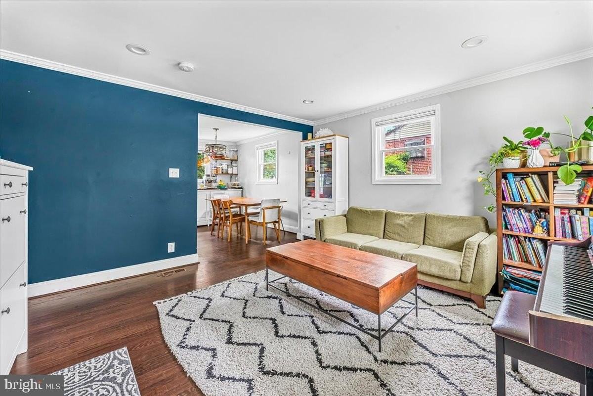 4610 Coachway Dr - Photo 4 of 27