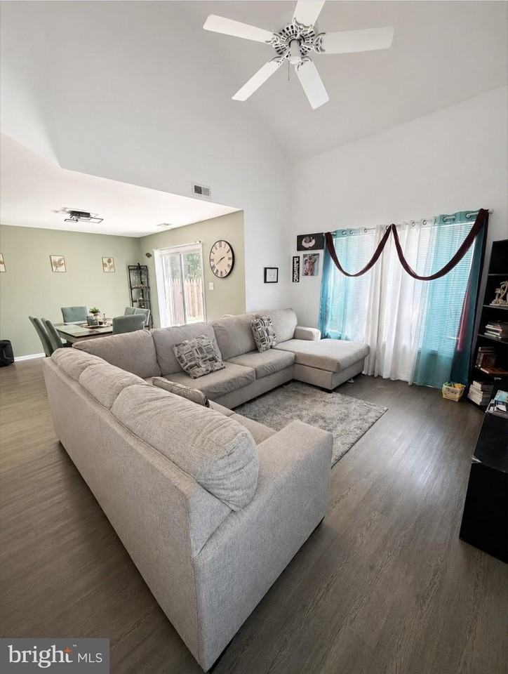 19 Adams Ave - Photo 2 of 9
