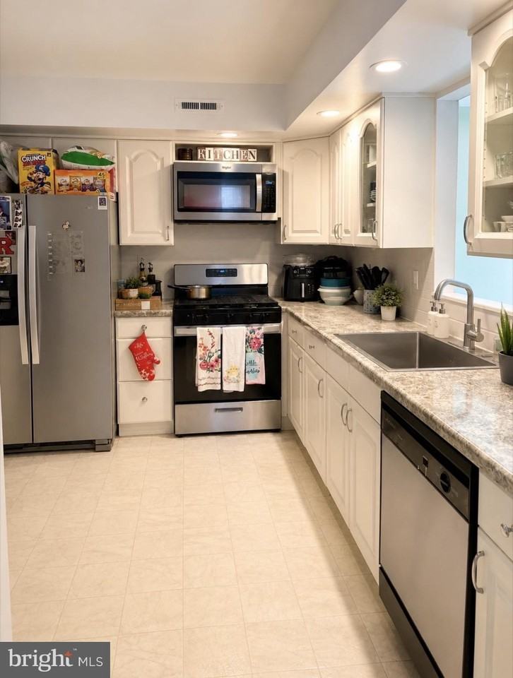 19 Adams Ave - Photo 4 of 9