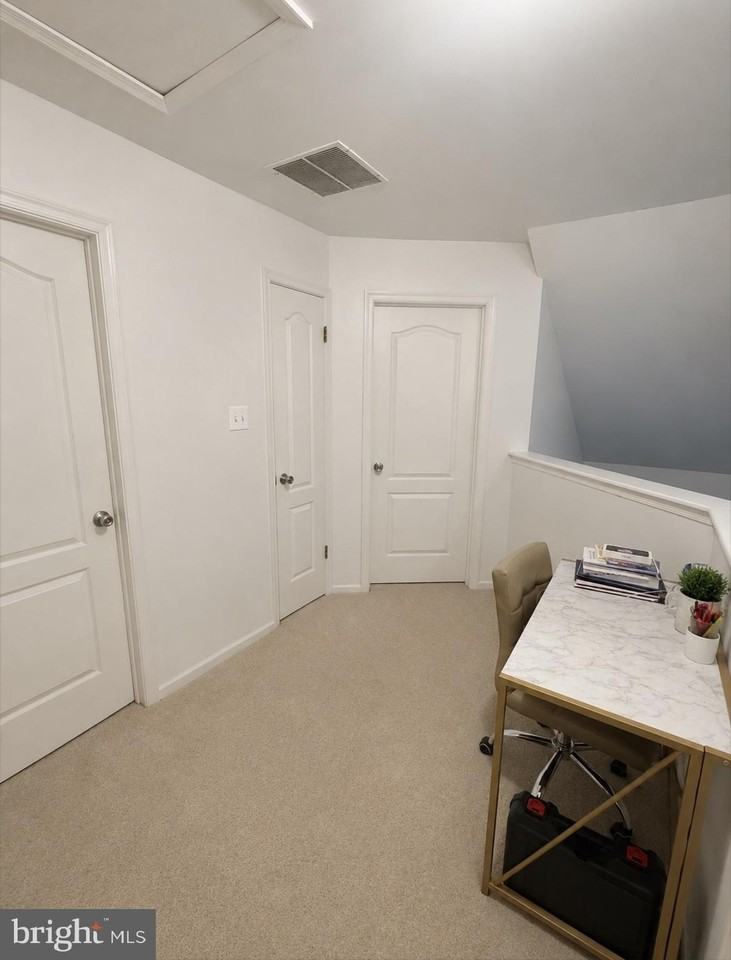 19 Adams Ave - Photo 5 of 9