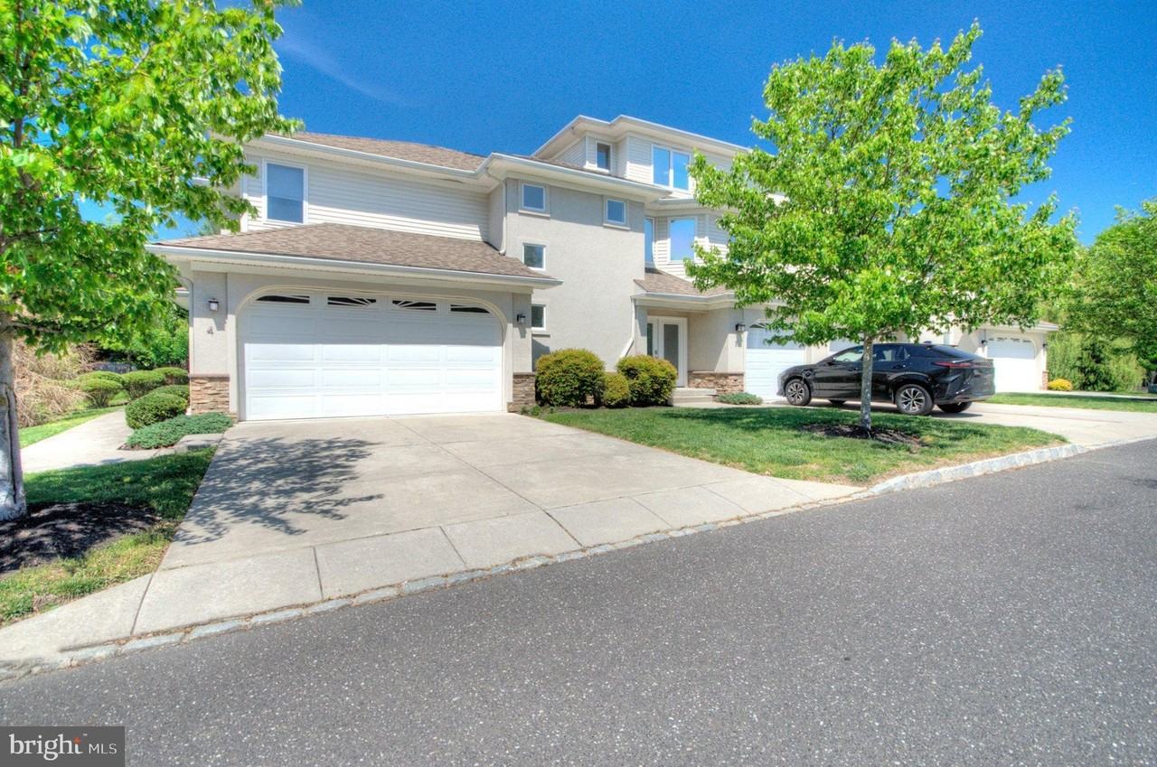 4 Regency Ct - Photo 2 of 50