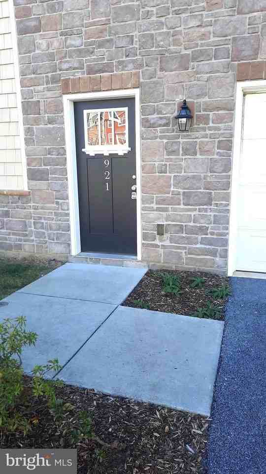 921 Admirals Quay Dr - Photo 2 of 14