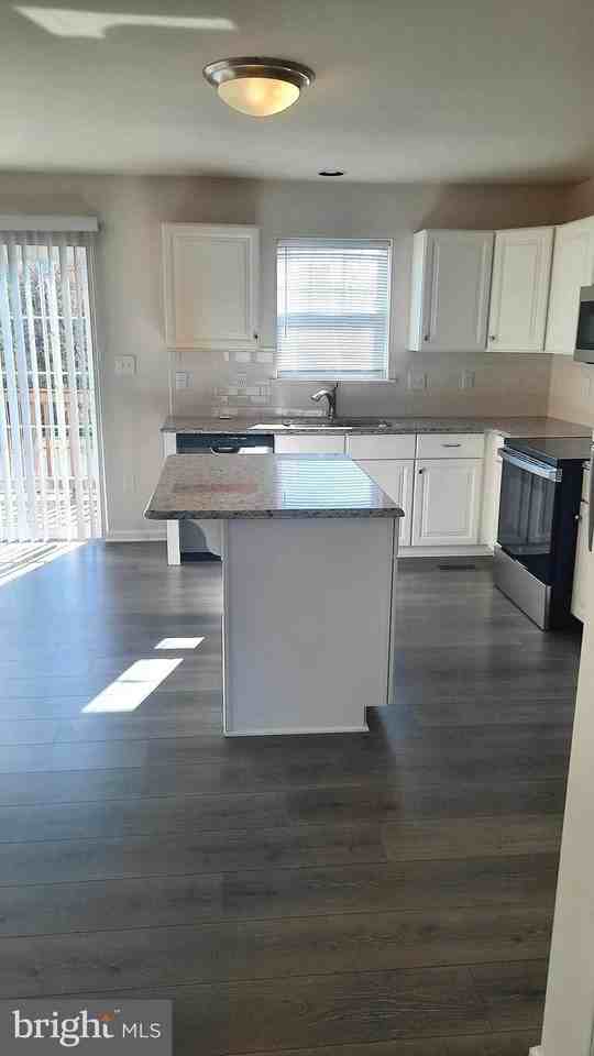 921 Admirals Quay Dr - Photo 3 of 14