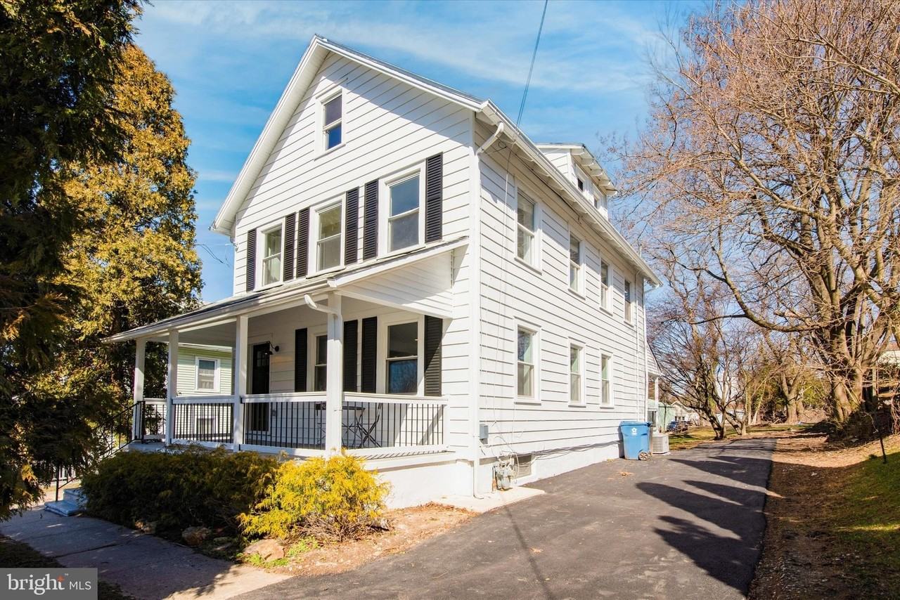 933 Henry Ave - Photo 2 of 47