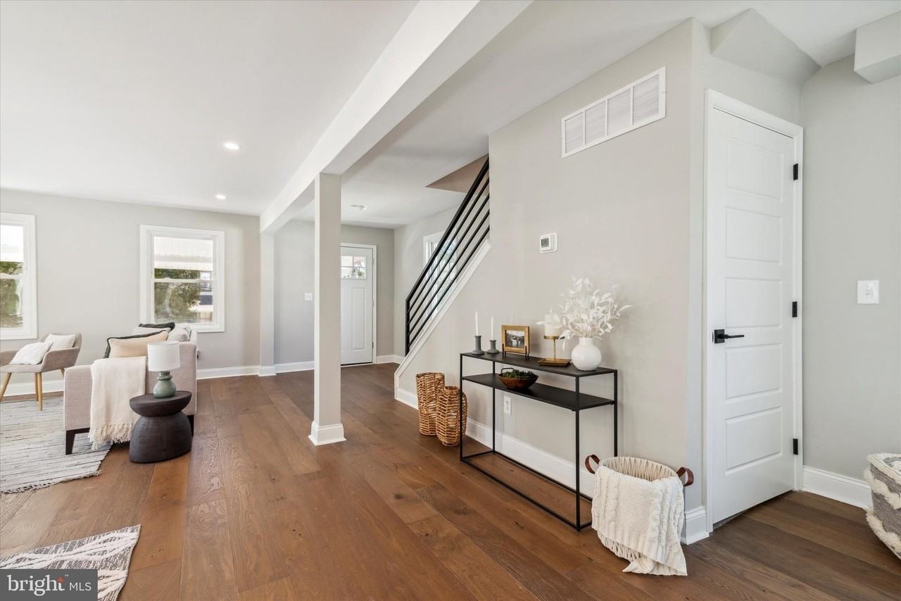 933 Henry Ave - Photo 5 of 47