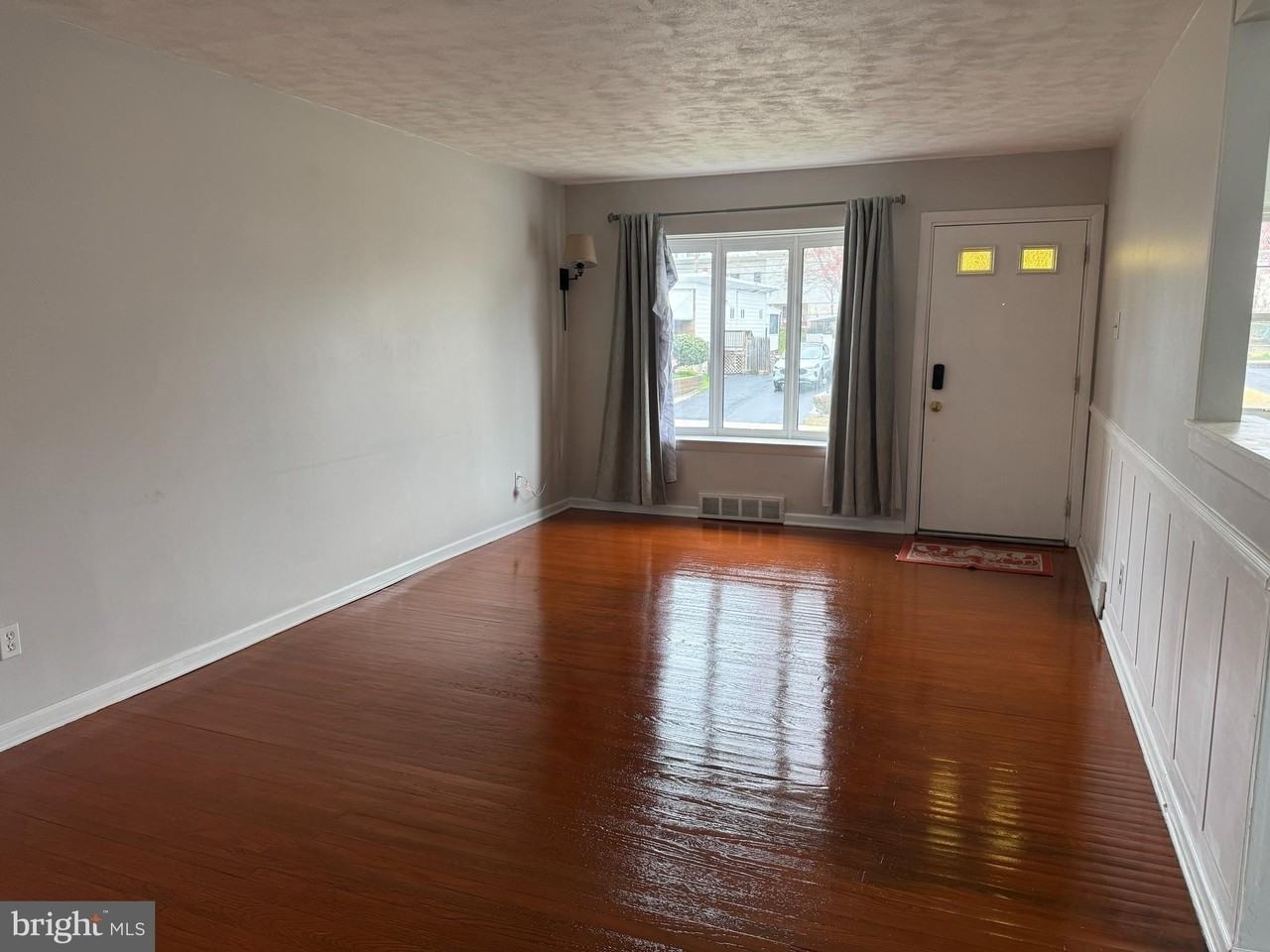 135 Morris Ave - Photo 3 of 20