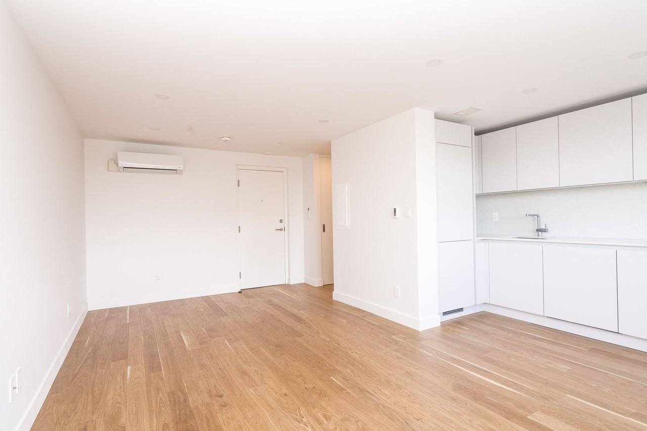 365 Eglinton Avenue East - Photo 5 of 12