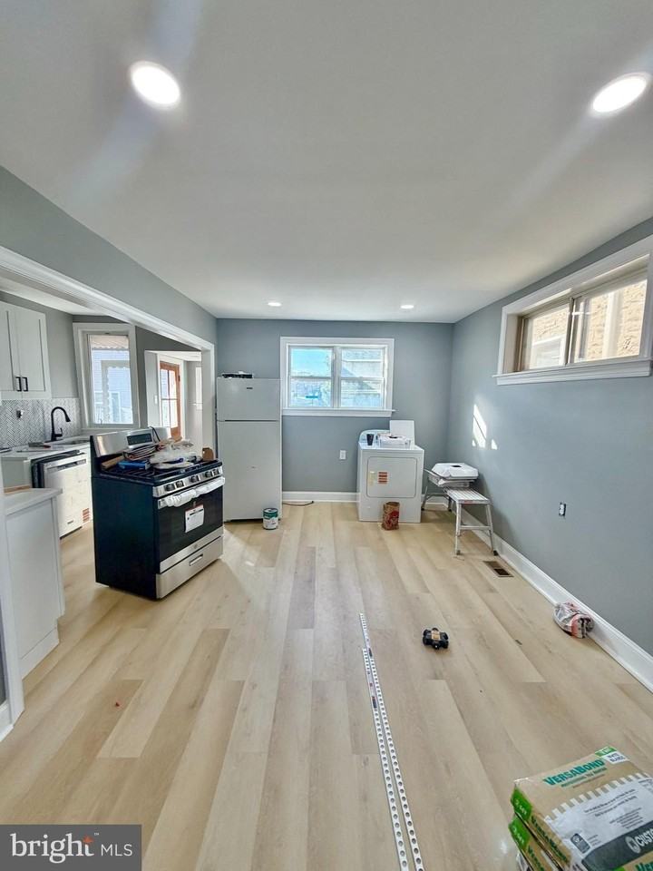 406 Kingsley St - Photo 5 of 12
