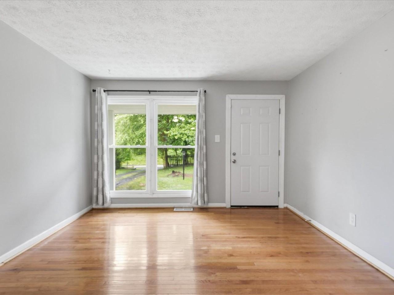 6330 Airlie Rd - Photo 5 of 26