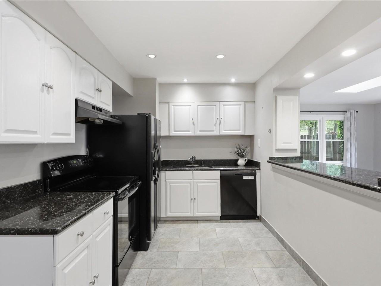 6330 Airlie Rd - Photo 7 of 26