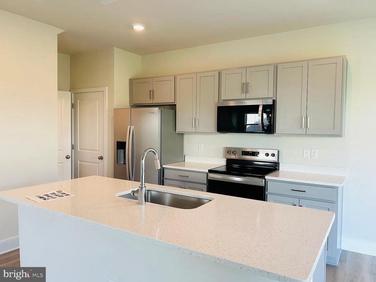 128 Wappinger Ter - Photo 3 of 12