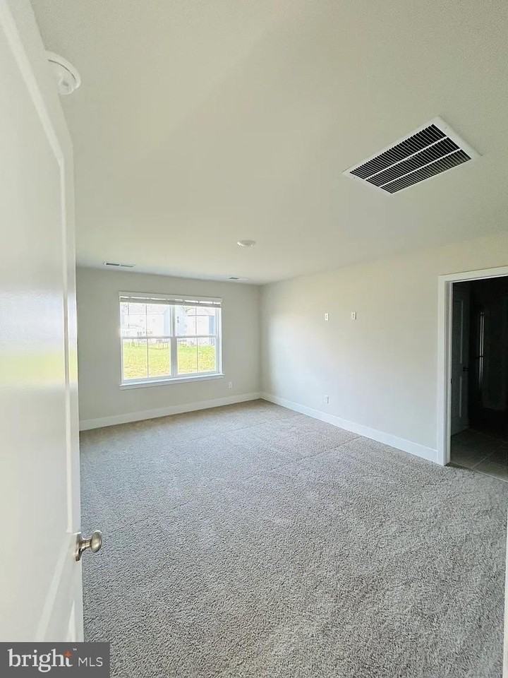 128 Wappinger Ter - Photo 5 of 12