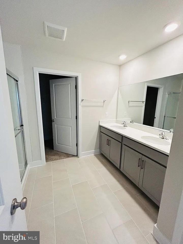 128 Wappinger Ter - Photo 6 of 12