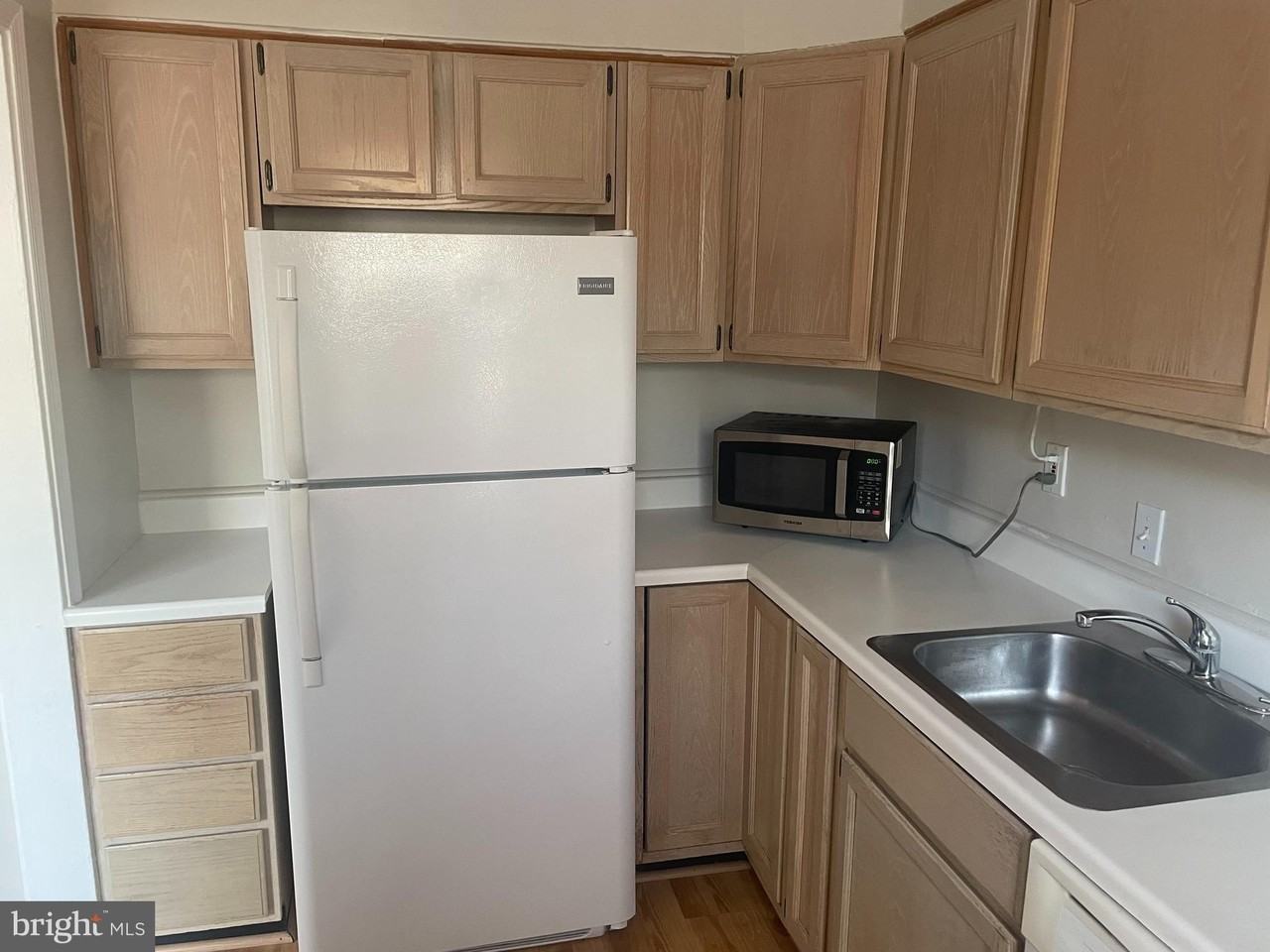 6704 W Wakefield Dr #B2 - Photo 3 of 19