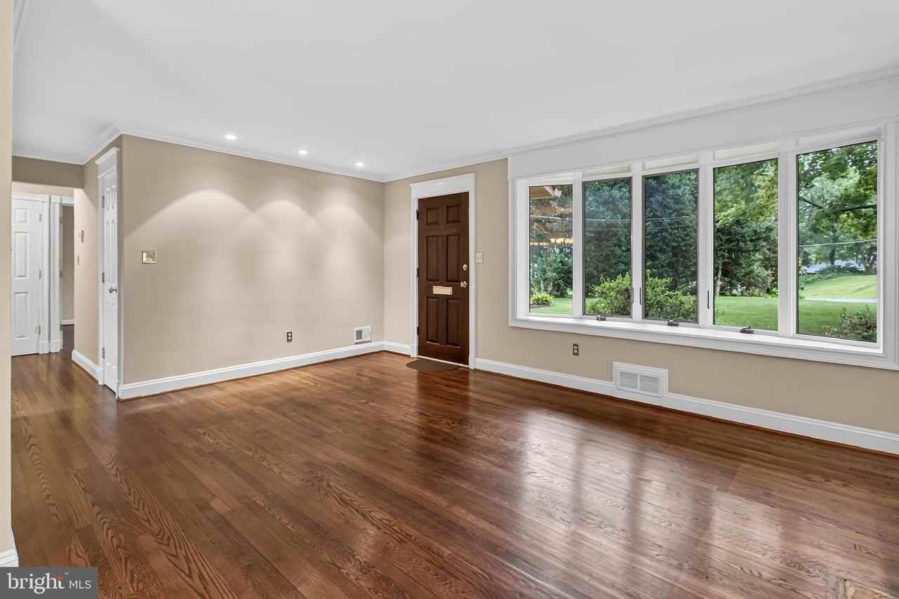 7614 Woodridge Cir - Photo 6 of 50