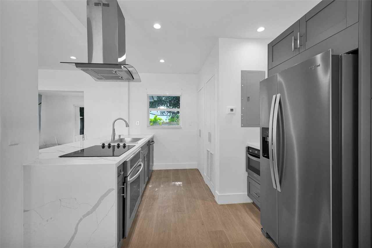 742 Ne 81st St - Photo 5 of 8