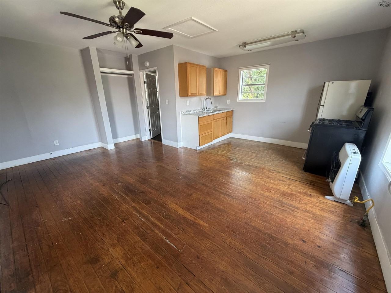 1604 Harrison St - Photo 2 of 4