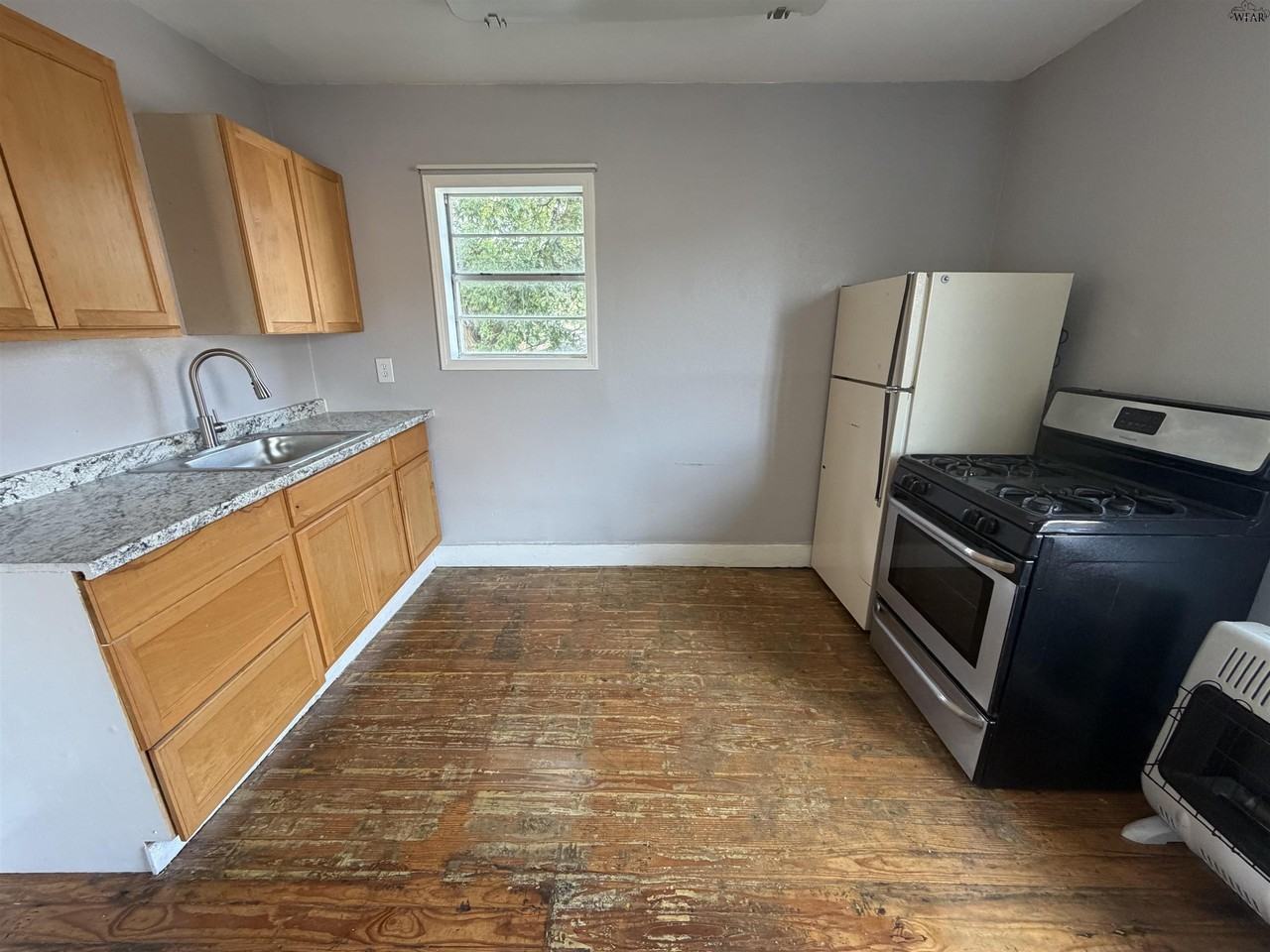 1604 Harrison St - Photo 3 of 4