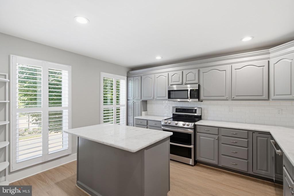 12087 Edgemere Cir - Photo 7 of 34