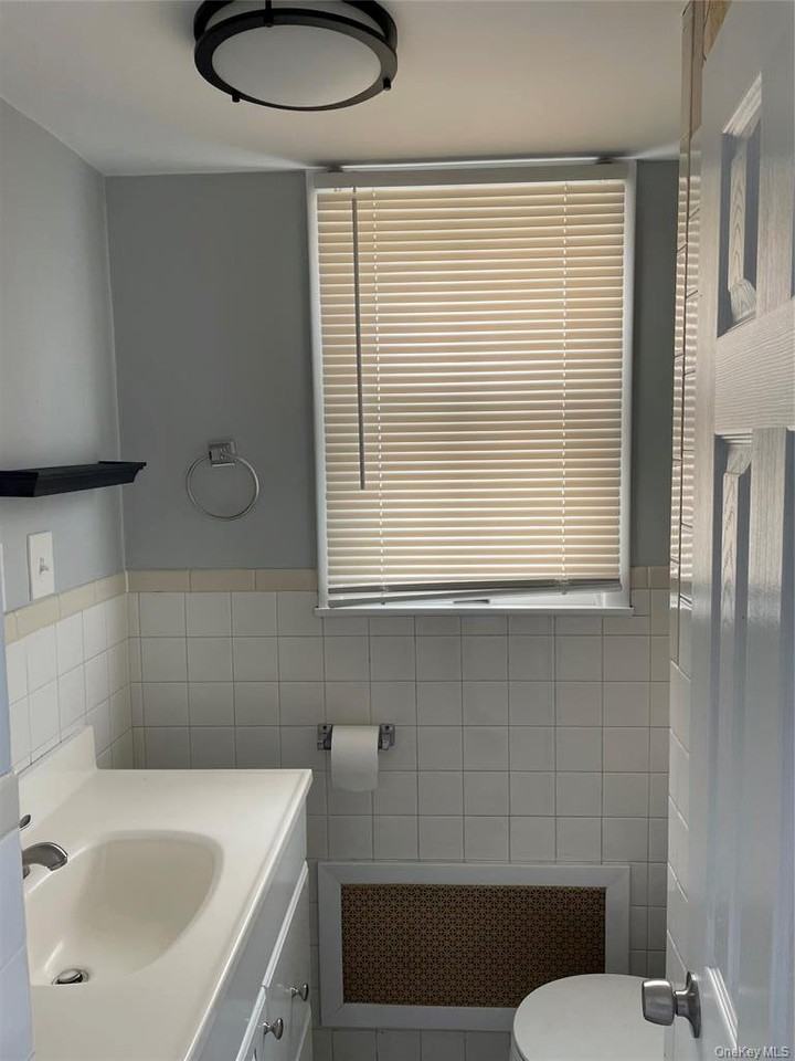 527 W Market St - Photo 4 of 19