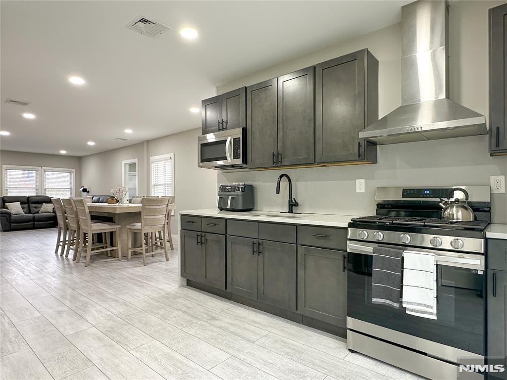 697 Kearny Ave - Photo 2 of 22