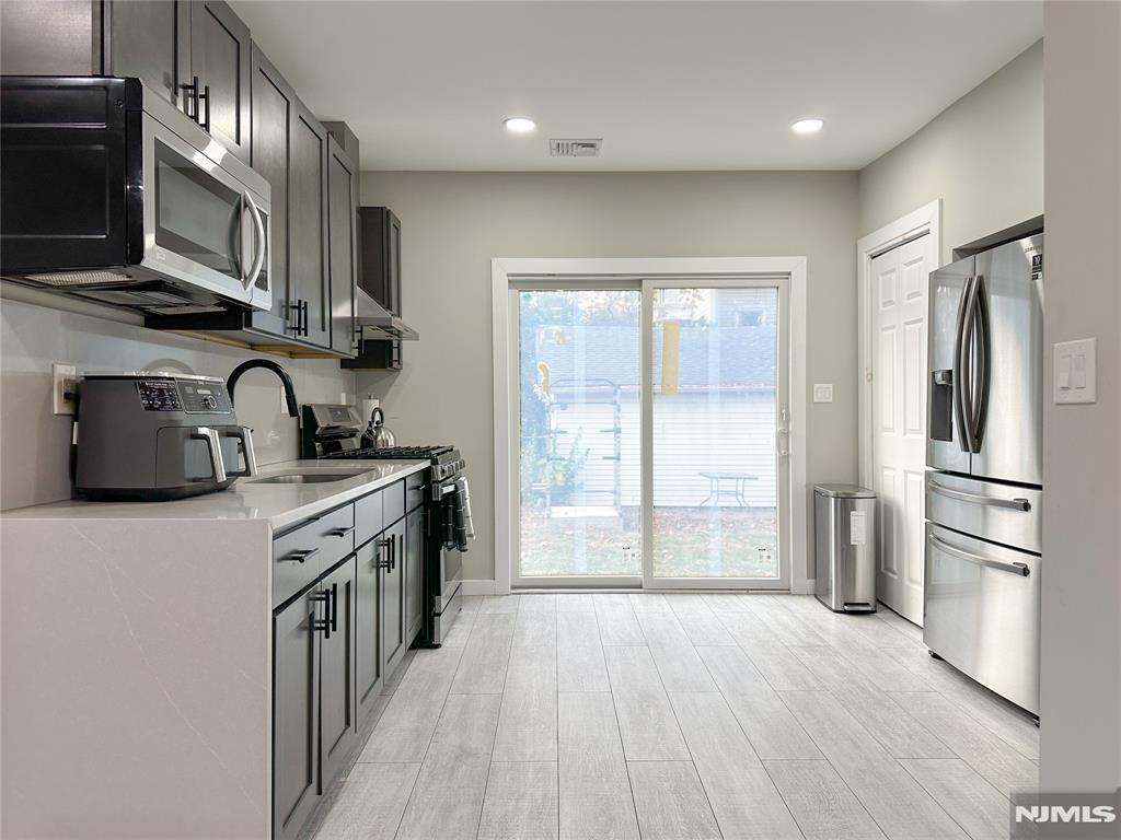 697 Kearny Ave - Photo 3 of 22