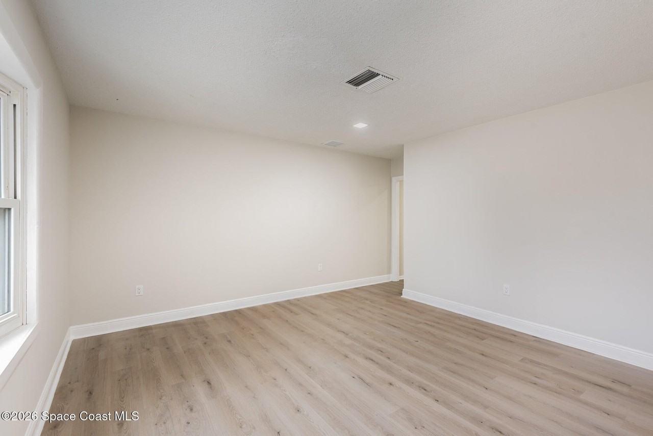 1650 Leach Cir - Photo 5 of 32
