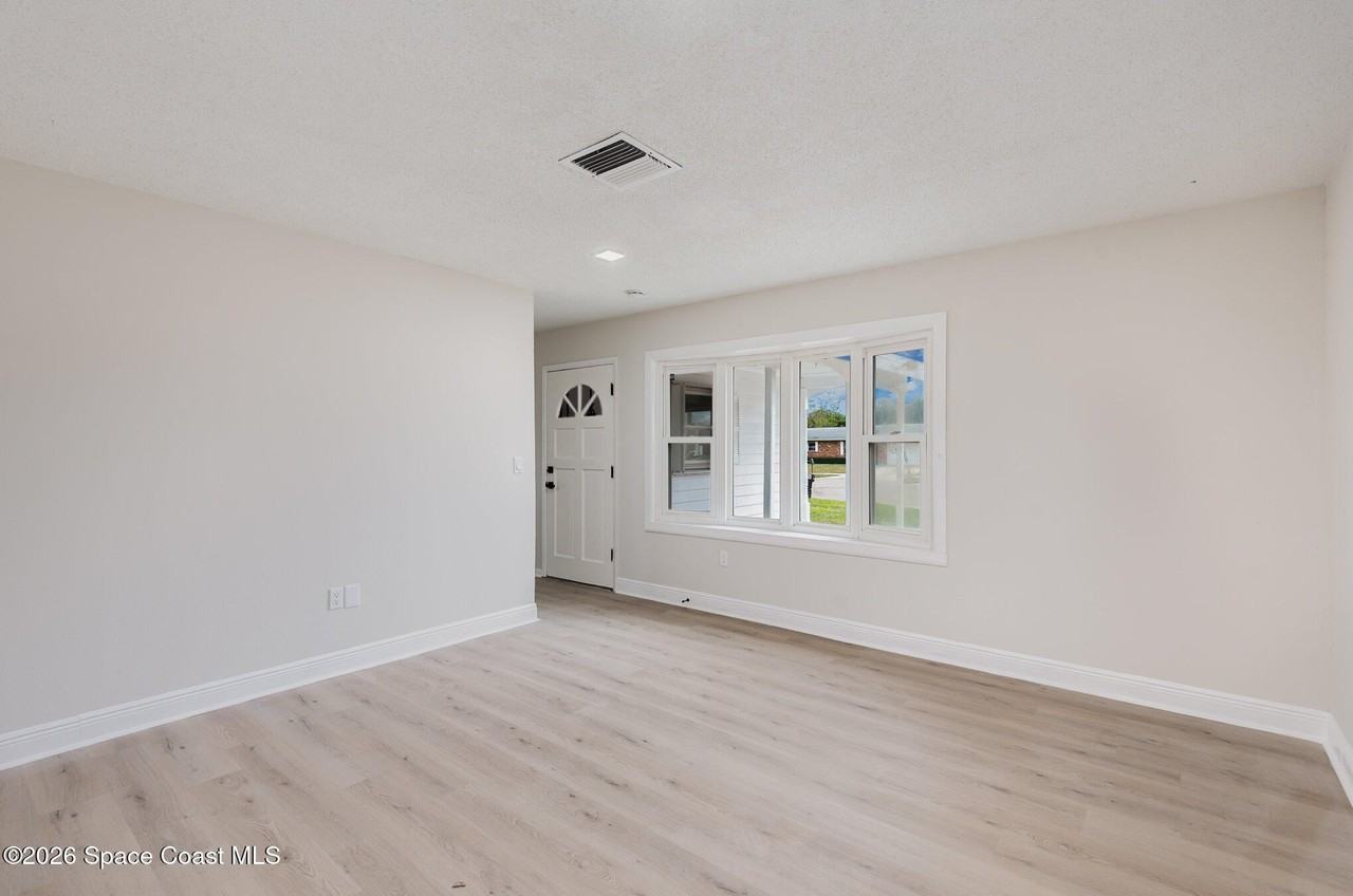 1650 Leach Cir - Photo 6 of 32
