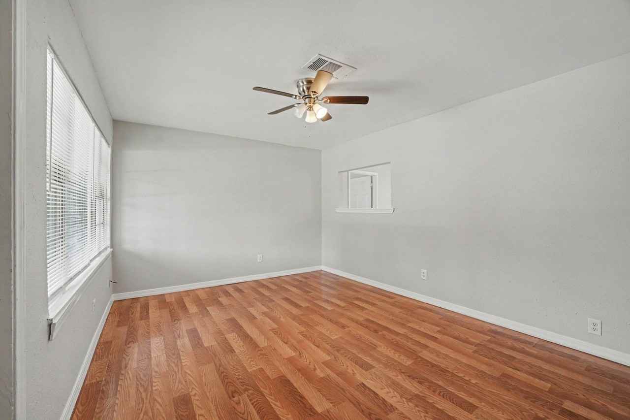 8433 Woodlyn Rd - Photo 3 of 19