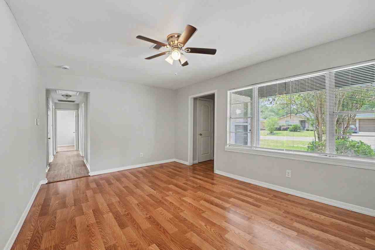 8433 Woodlyn Rd - Photo 4 of 19