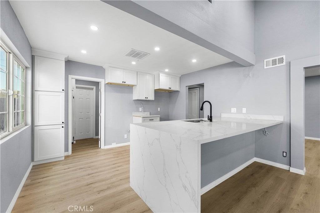 5651 Radford Ave - Photo 6 of 18