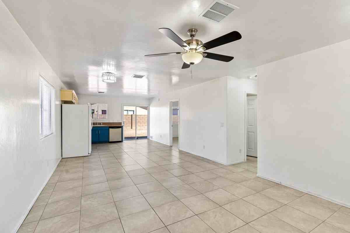6727 S 5th Ave - Photo 5 of 23