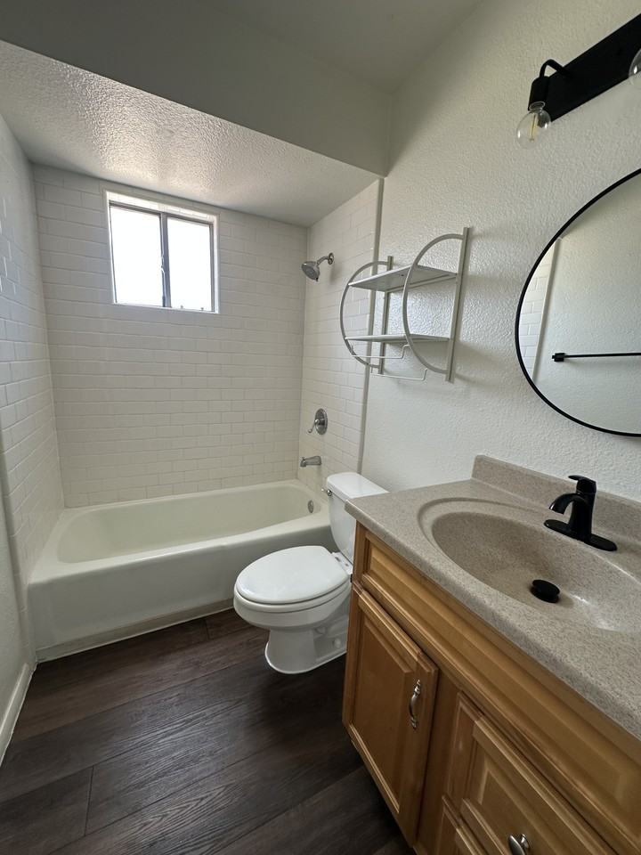 1518 W 5th St #1 - Photo 3 of 10