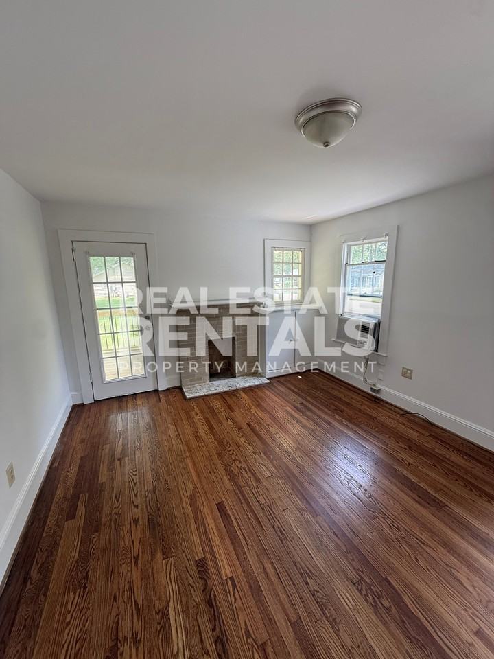 1224 Robinson Ave #1 - Photo 3 of 10